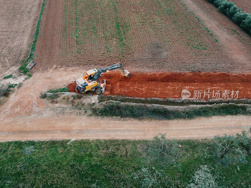 用挖掘机挖沟