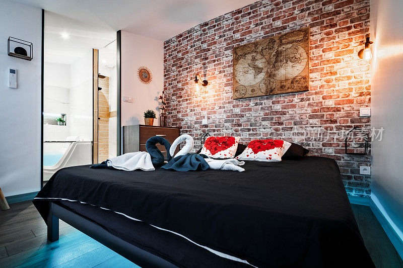 舒适的卧室在一个爱阁楼水疗中心放松与豪华浴室