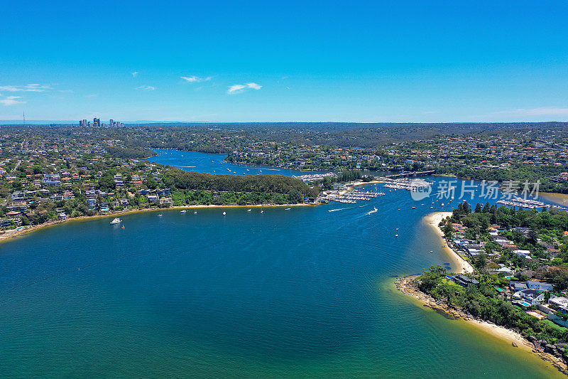 高角度无人机拍摄的澳大利亚新南威尔士州悉尼克伦塔夫郊区的沙嘴桥、克伦塔夫海滩和沙湾。悉尼北部海滩地区和查兹伍德在背景中。