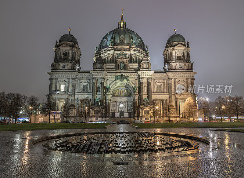 风景如画的柏林大教堂建筑与现代布伦嫩喷泉在前景。