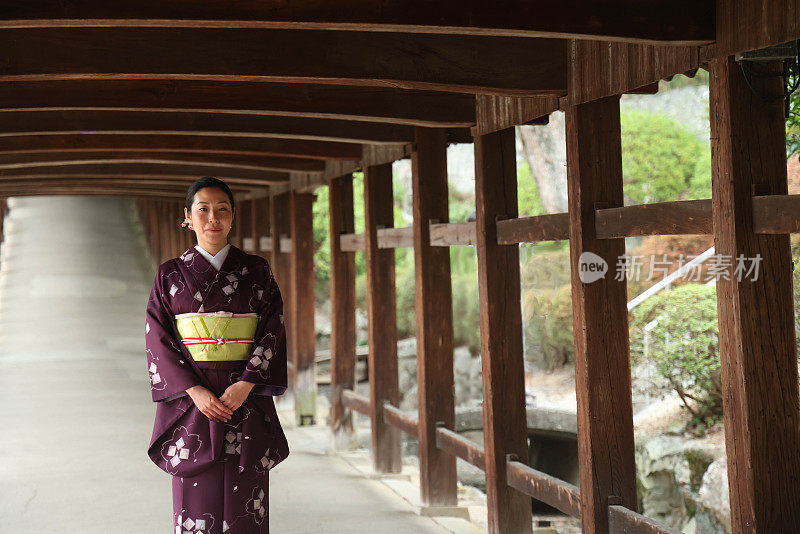 年轻漂亮的女人在参拜神社