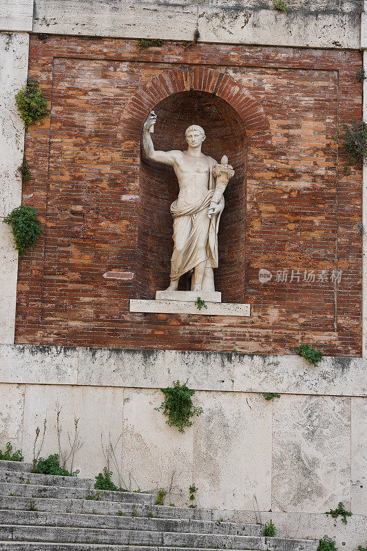 意大利罗马奎里纳尔广场的凯撒大帝大理石雕像