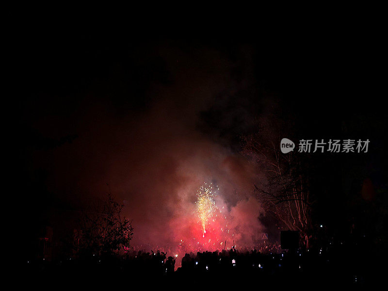 篝火节(在篝火节中，一群人会打扮成魔鬼并点燃烟花):火的节日。