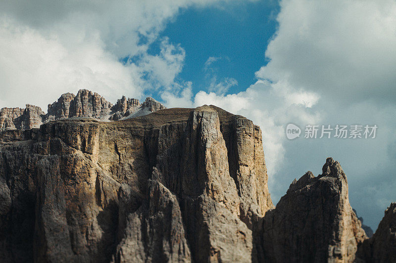 白云石山脉的山景:塞拉群