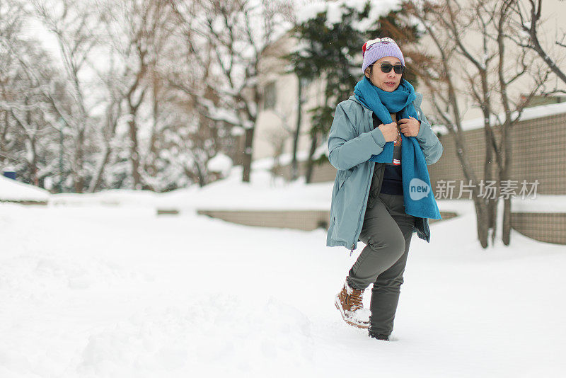 冬季旅游期间在雪地上行走的妇女