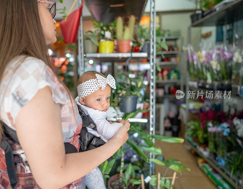 和我女儿在植物店里