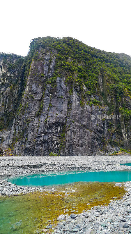 位于新西兰南岛山谷中的福克斯冰川底部的冷水池