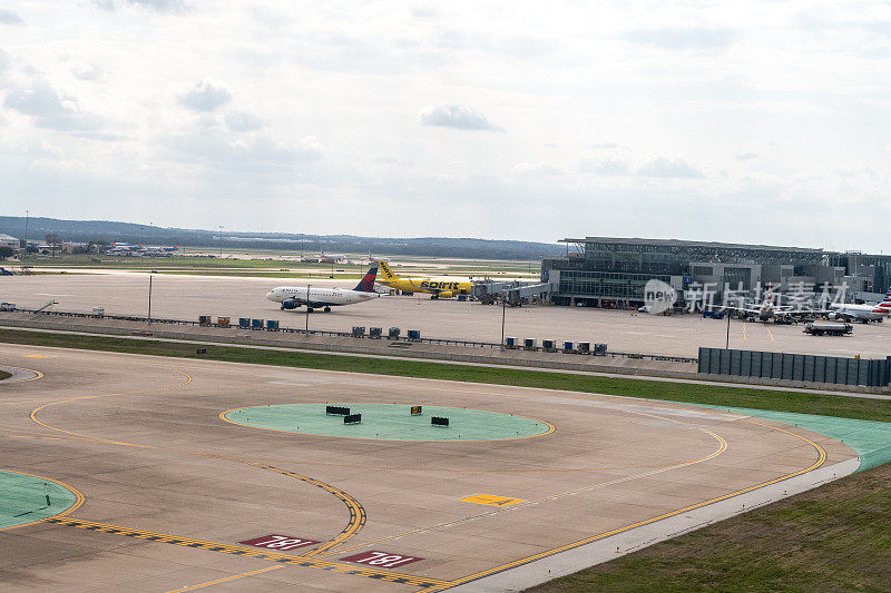 精神航空公司，达美航空公司和美国航空公司的飞机在航站楼