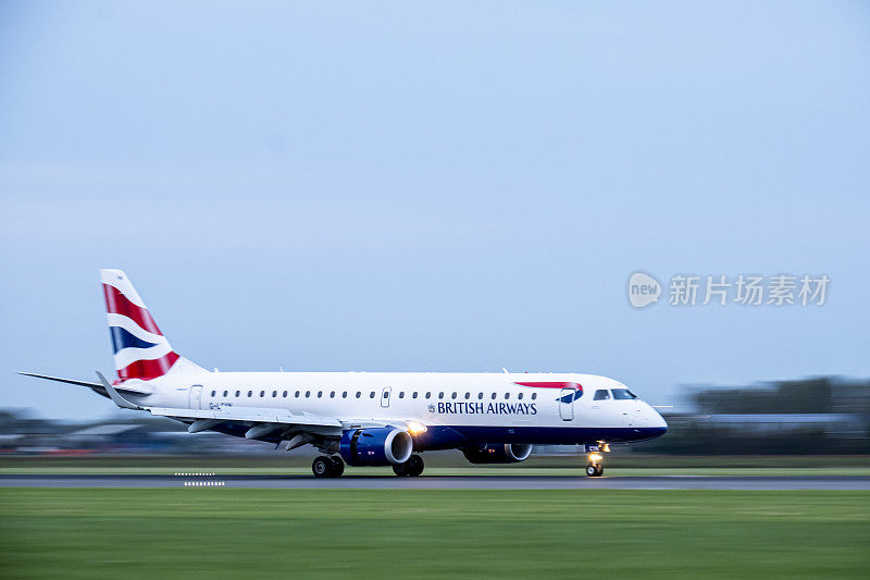 英国航空公司的飞机在晚上降落