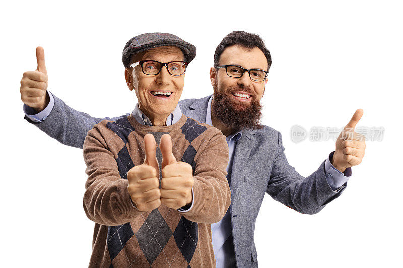 大胡子男子站在一个老人身后，竖起大拇指
