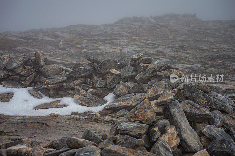 雷雨天，玛若玛峰有雪风和雾