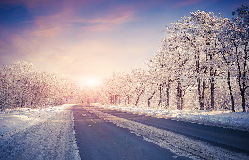 公路上美丽的冬日日出