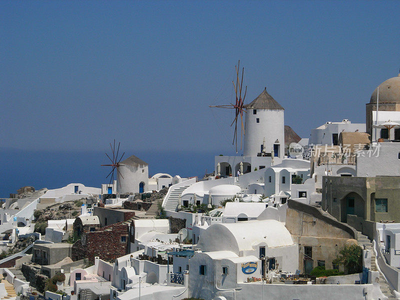 希腊圣托里尼岛的风车