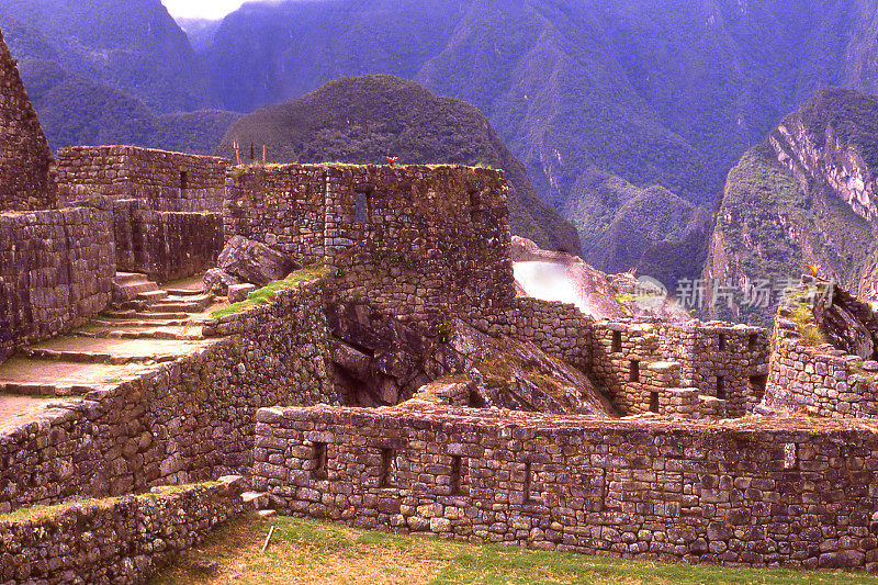 寻找入口处的石头废墟创造了没有砂浆的秘鲁马丘比丘遗址和步道入口