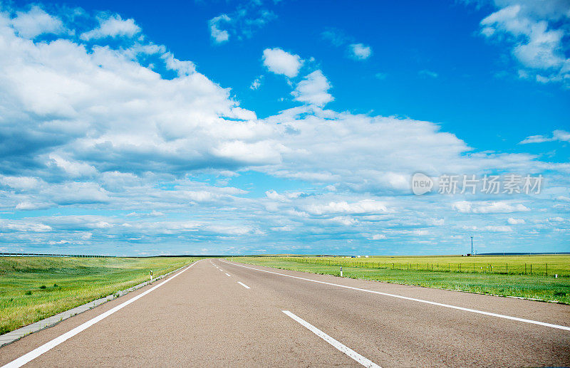 穿越大草原的公路