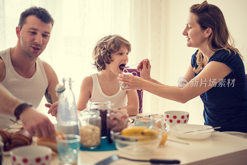 年轻快乐的家庭早餐