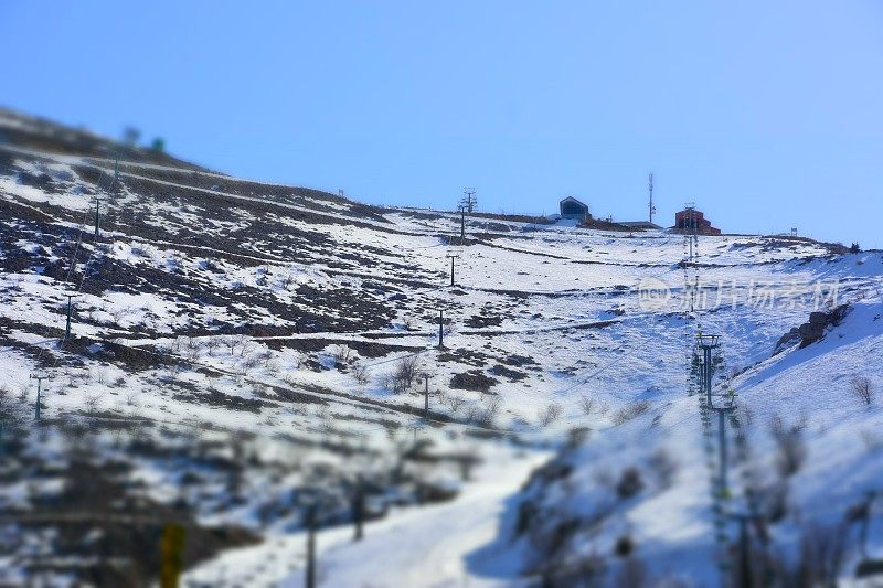 人们上山滑雪