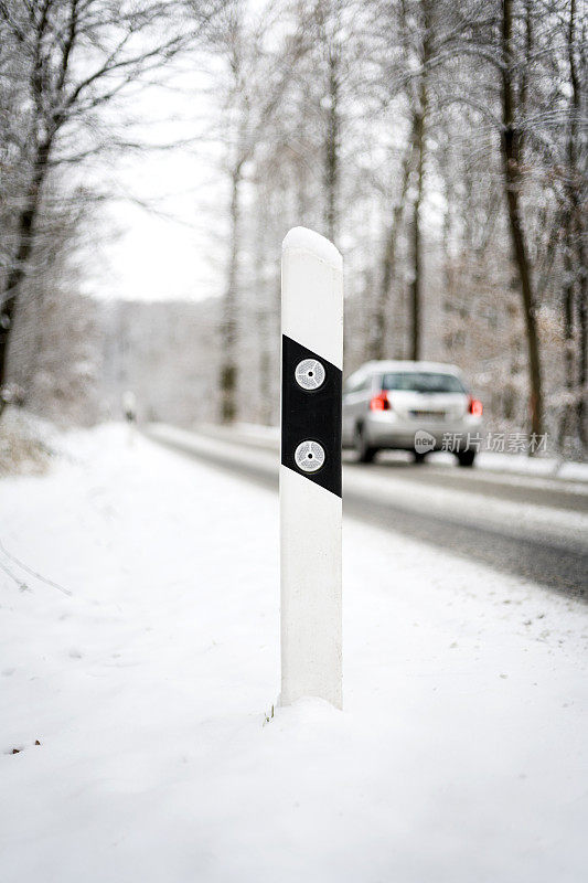 雪地上的路面反射器