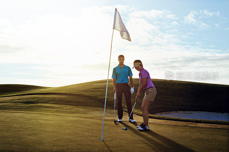 一起打高尔夫的夫妻共同成长