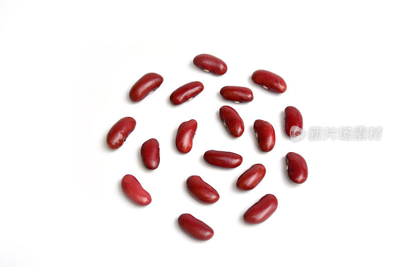 白底上孤立的红豆。