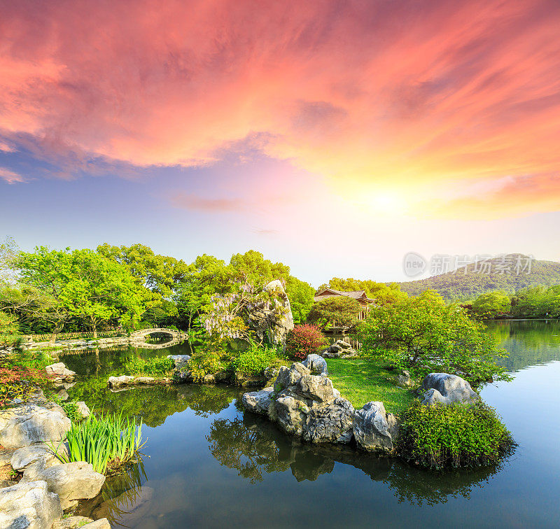 美丽的杭州西湖花园日落，中国