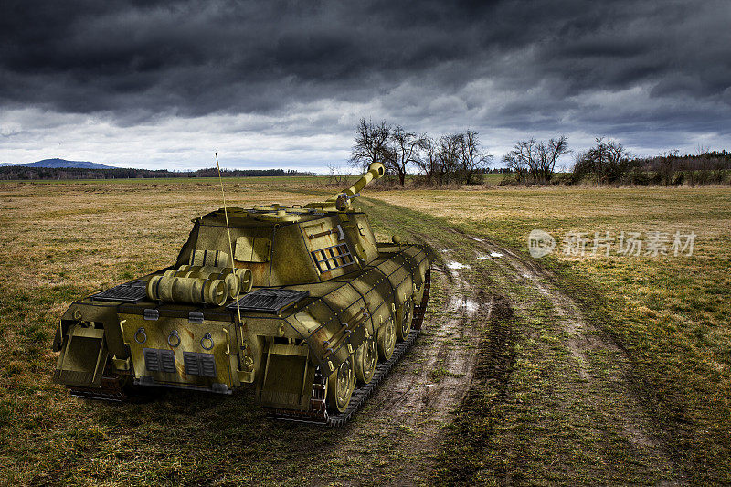 陆军坦克在泥泞的战场上