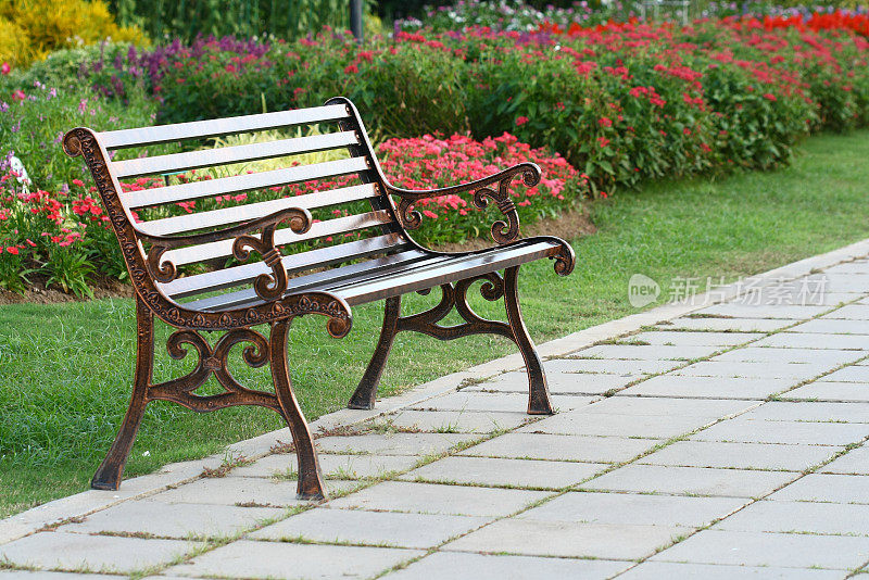 带走道的花园中的棕色椅子