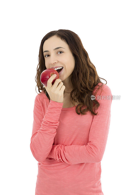 女人咬着一个红苹果，象征健康饮食