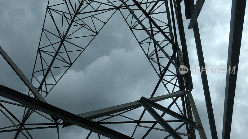 放大侧视图从电力线结构下暴风雨的云