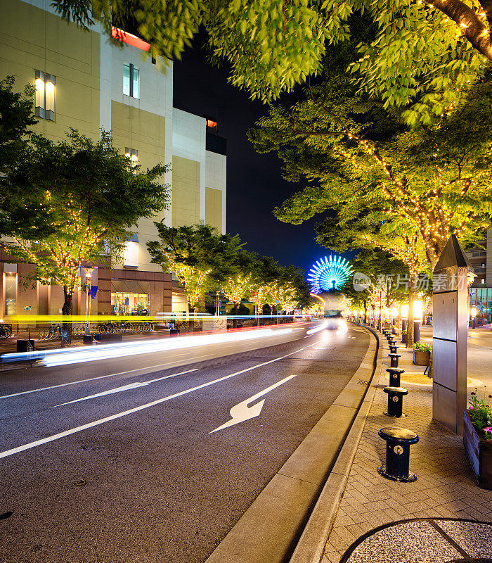 日本神户弯曲的街景在夜晚与前灯拖线