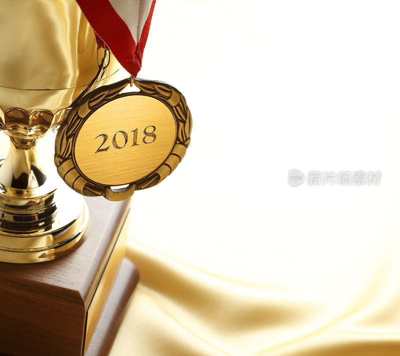 雕刻2018年的金牌和奖杯