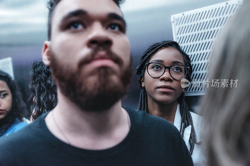 年轻的巴西商人在电梯里