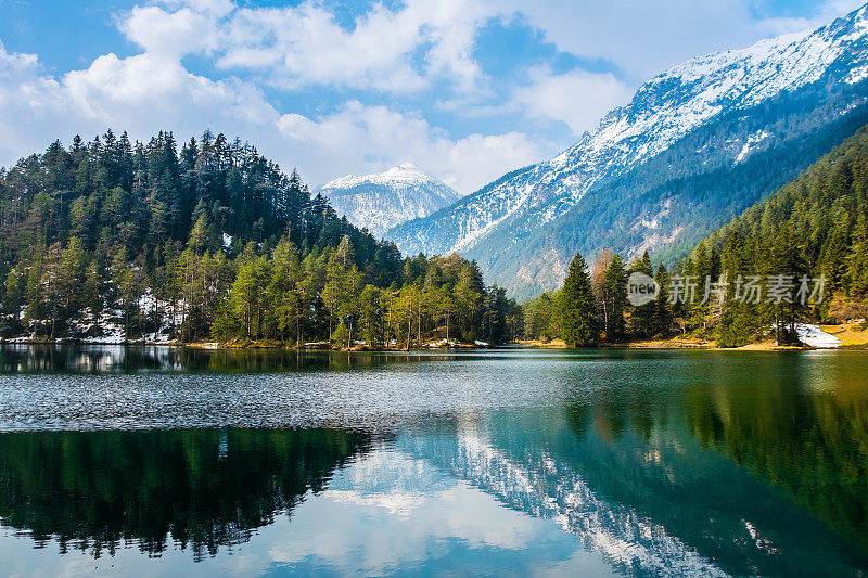 美丽的风景宁静的湖与惊人的反射。背景是山脉和冰川。宁静如画的风景。地点:奥地利,欧洲。艺术照片。美丽的世界