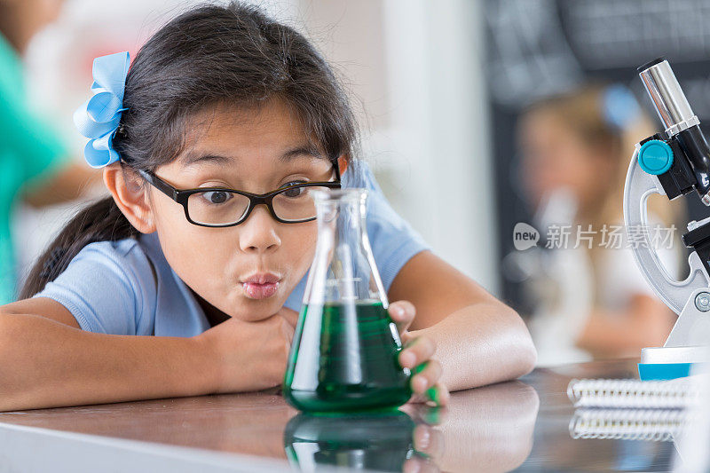 聪明的女学生在科学课上观察化学反应