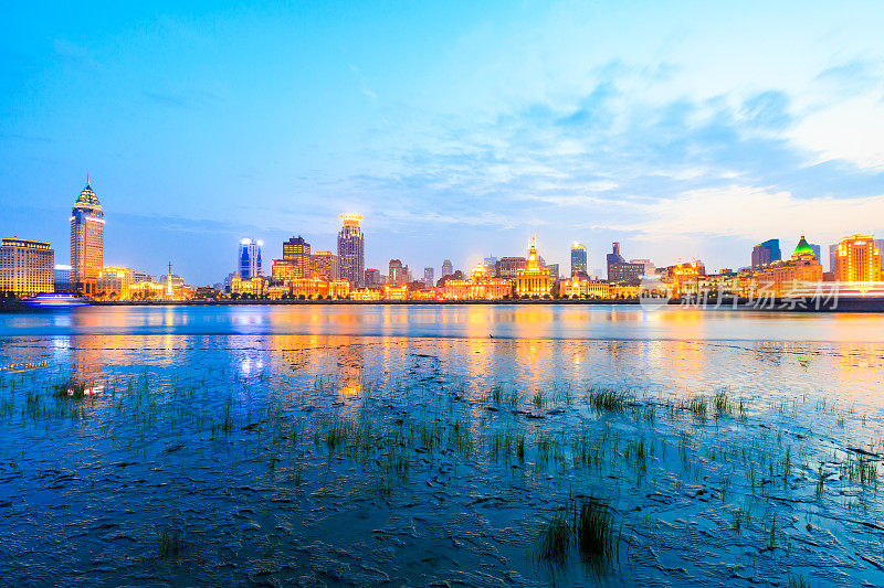 黄浦江夜景与上海现代都市风光