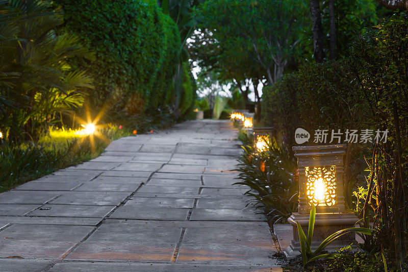 陶瓷灯街在暮色中的花园步道