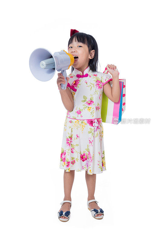 亚洲华人小女孩拿着购物袋和扩音器