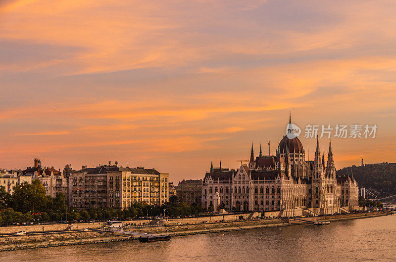 日落时分的布达佩斯议会大厦