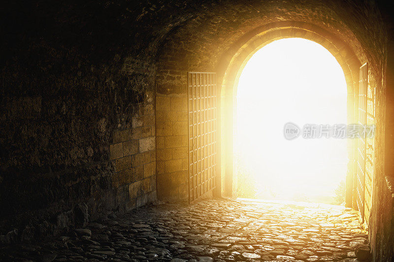 天堂的门。通往天堂的拱门。隧道尽头的光。