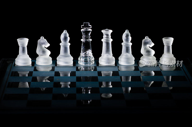 玻璃象棋与相反的颜色的国王隐藏在一行间谍或双重间谍