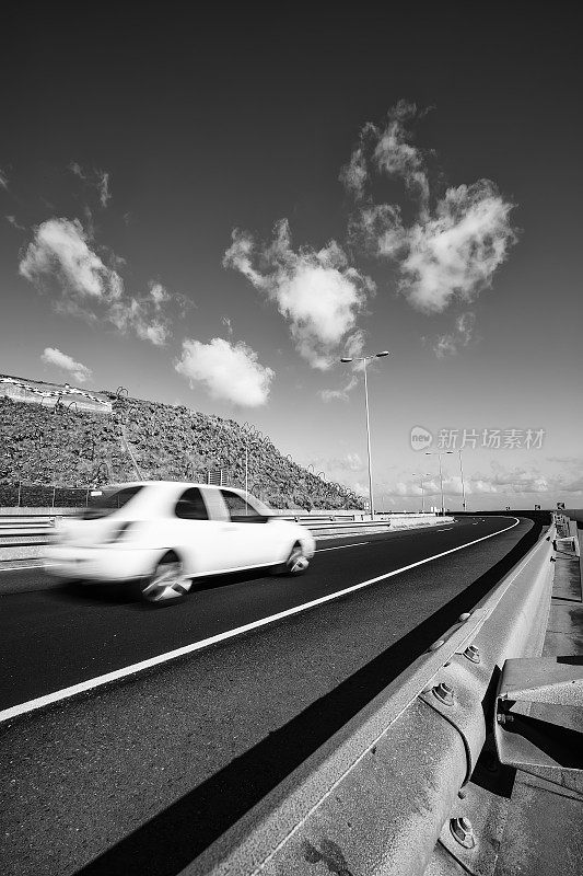 道路上模糊不清的汽车