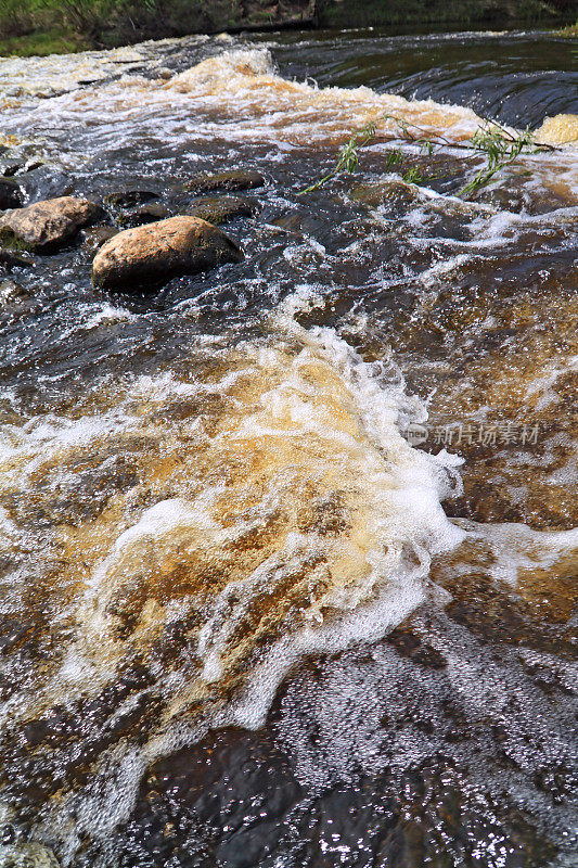 河流在石头间流动