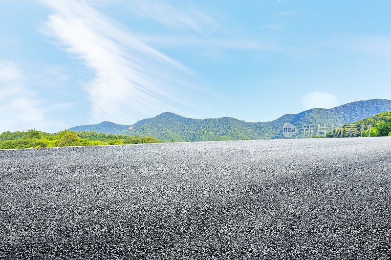 青山绿水，柏油公路空空如也，自然风光