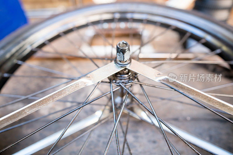 一个自行车轮子和它的边缘的特写