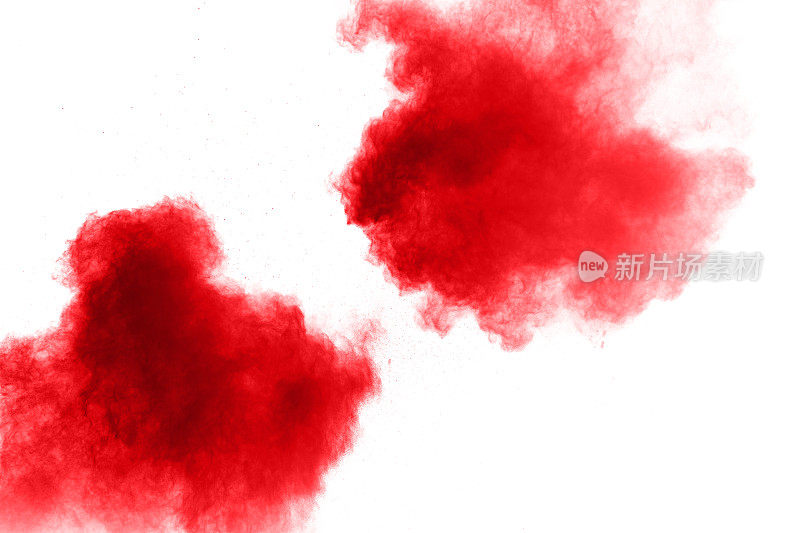 抽象的红色尘埃飞溅在白色背景上。白色背景上的红色粉末爆炸。冻结红色粒子飞溅的运动。