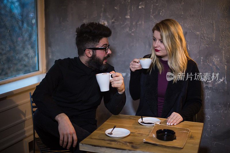 相爱的情侣坐在咖啡馆，喝着咖啡。