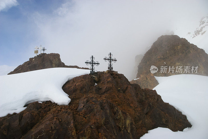 玻利维亚拉巴斯附近的伊伊马尼山上的高山墓地