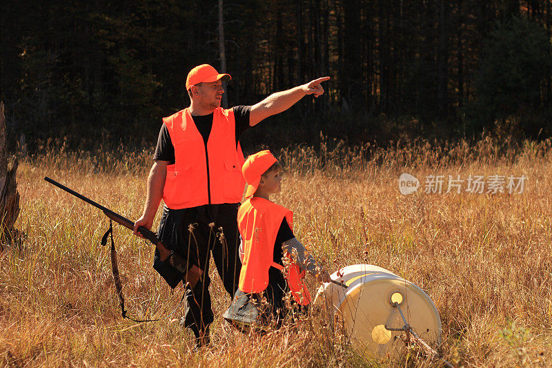 父亲和儿子在打猎