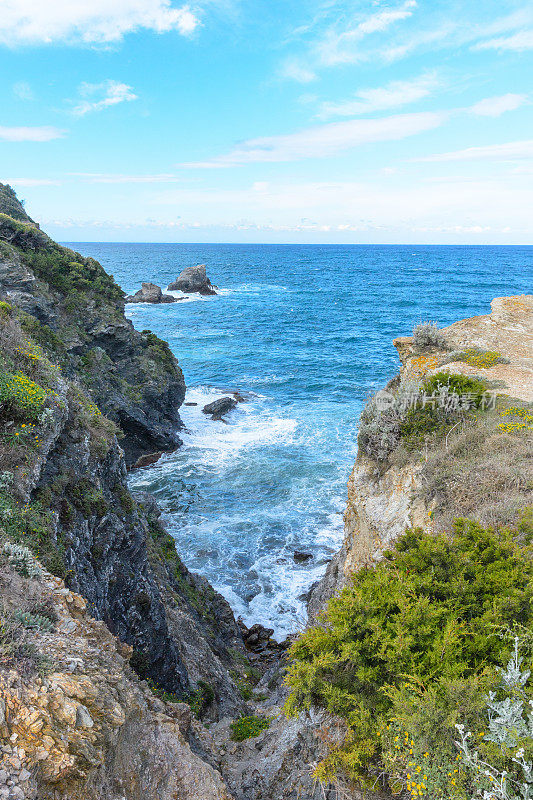 多岩石的海岸线