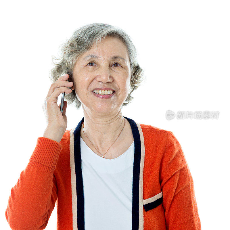 使用手机的亚洲年长女性
